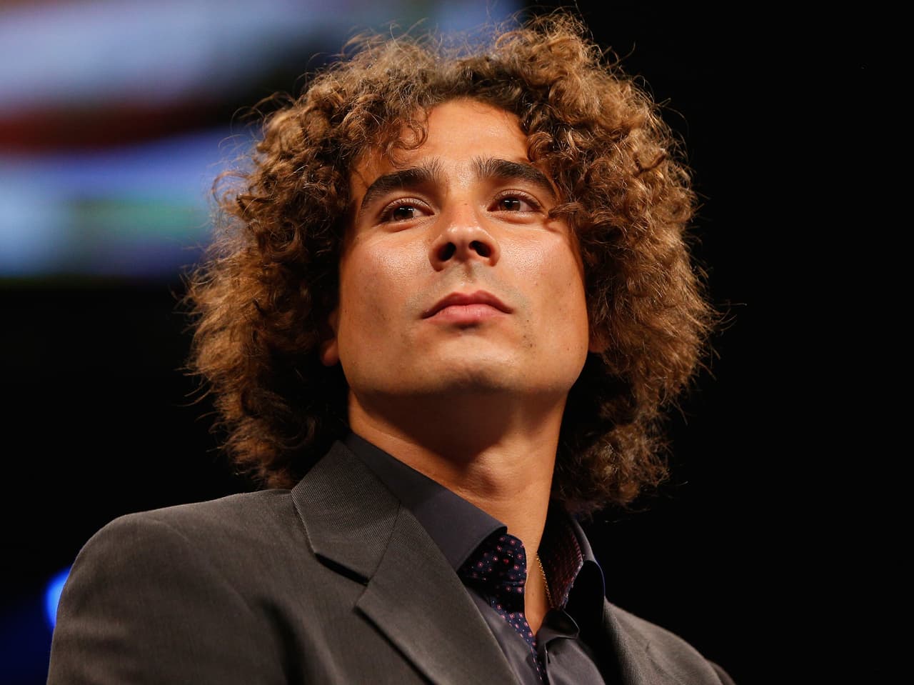 Estamos acostumbradas a ver al jugador con uniforme, pero cuando se pone un saco, se quita la banda que acostumbra llevar y deja su cabellera al natural, hace suspirar a más de una. El portero ha tenido grandes amores en su vida. La cantante Dulce María fue su novia durante mucho tiempo pero ahora la dueña de su corazón es la modelo y diseñadora Karla Mora con quien tiene dos hijos, Lucciana y Luciano.