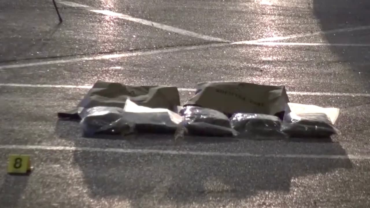 Autoridades descubrieron varias libras de marihuana después de que un hombre fue baleado fuera de un bar deportivo en el suroeste de Houston.