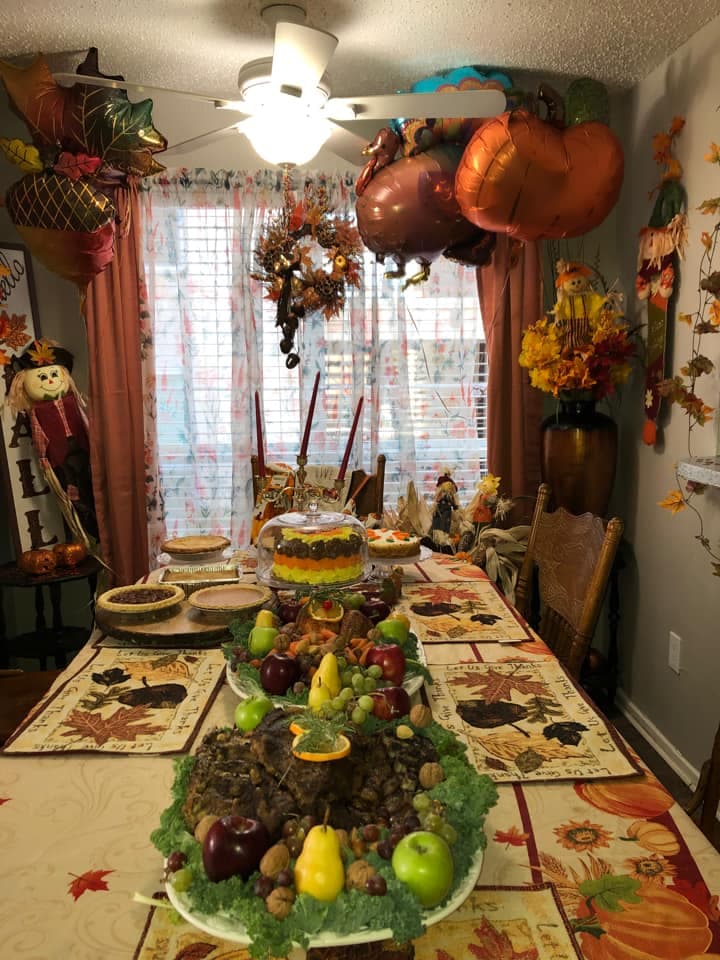Esta es la bonita mesa de Mely Imelda en Dallas con una variedad de pays y un enorme pastel de zanahoria. Ella hasta decoró con figuras de globos de
<a href="https://www.univision.com/shows/noticiero-univision/el-pavo-de-thanksgiving-es-realmente-pavo-video">pavos y calabazas</a>.