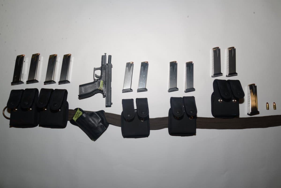 Las autoridades hallaron
<b> tres pistolas semiautomáticas de 9 mm junto con 32 cargadores de alta capacidad</b> cargados con munición adicional. Las autoridades aseveraron que este
<a href="https://www.univision.com/temas/armas">armamento</a> parece ser legal, aunque no se ha informado cómo los obtuvo el sospechoso.
<br>