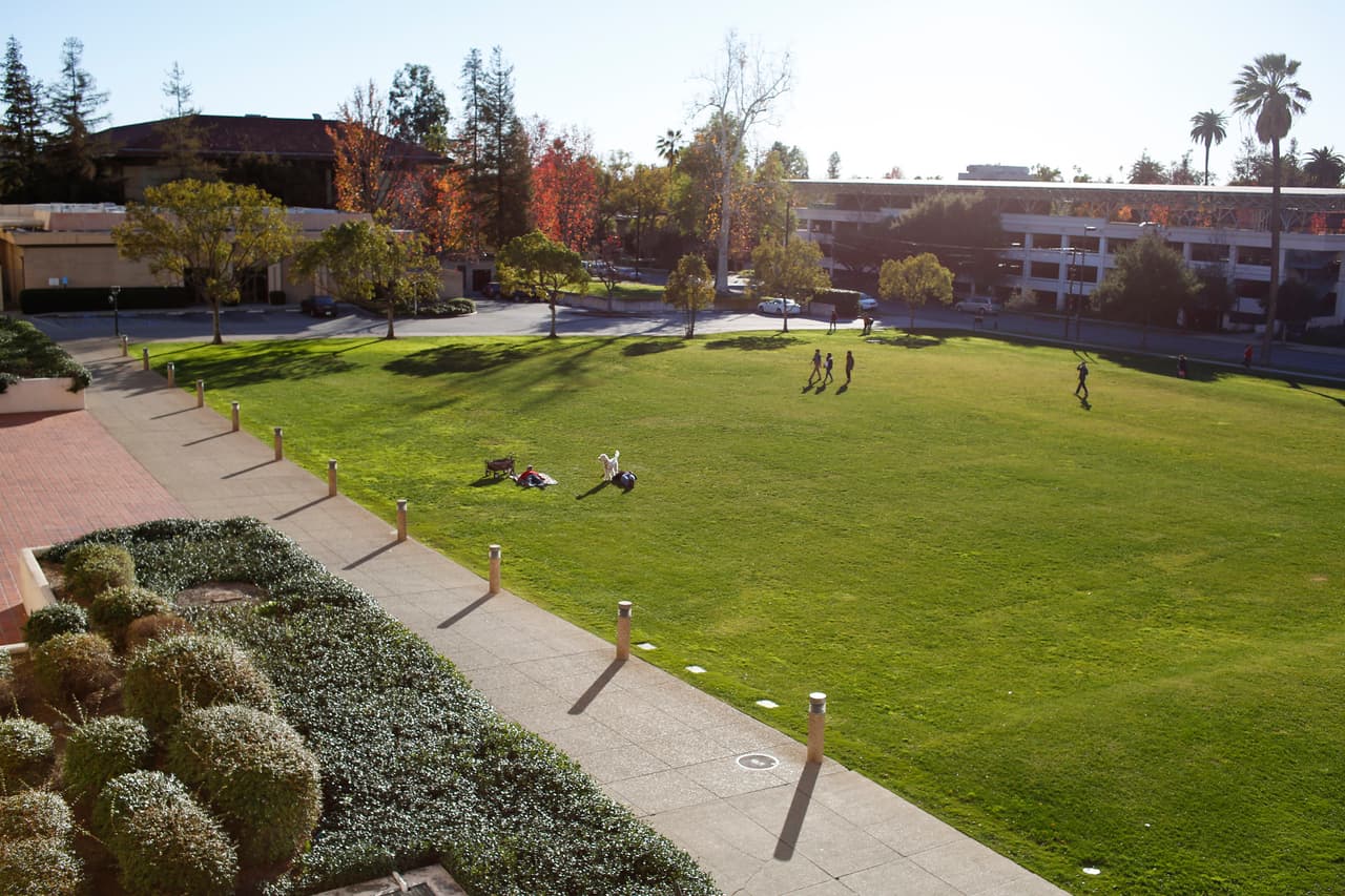 <b>Puesto 7 </b>
<br>
<br>
<b>Universidad del Sur de California </b>
<br>
<br>Número de multimillonarios egresados: 15
<br>
<br>Ubicación: Los Ángeles, California.
<br>
<br>Patrimonio acumulado de estos multimillonarios: 58,500 millones de dólares.
<br>
<br>Dos multimillonarios de esta universidad egresaron de su Escuela de Artes Cinematográficas: el creador de Star Wars, George Lucas, y el director brasileño Walter Salles, heredero de una acaudalada familia de su país. 
<br>
<br>El egresado más rico es Marc Benioff, director ejecutivo de Salesforce, quien tiene un patrimonio de 8,400 millones de dólares. También son egresados de esta universidad el fundador de Public Storage, Wayne Hughes, y sus hijos Tamara Gustavon y B. Wayne Hughes.
<br>