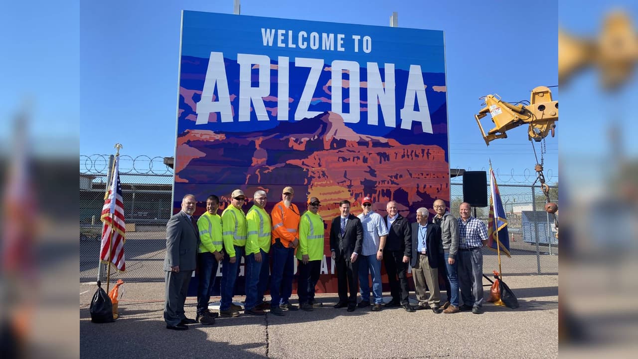 El gobernador Doug Ducey se unió hoy con el Director de la Oficina de Turismo de Arizona y el Director del Departamento de Transporte de Arizona
<b>para presentar seis</b>
<b>nuevos letreros de carretera</b> que darán
<b>la bienvenida</b> a los conductores que ingresen al estado.
<br>