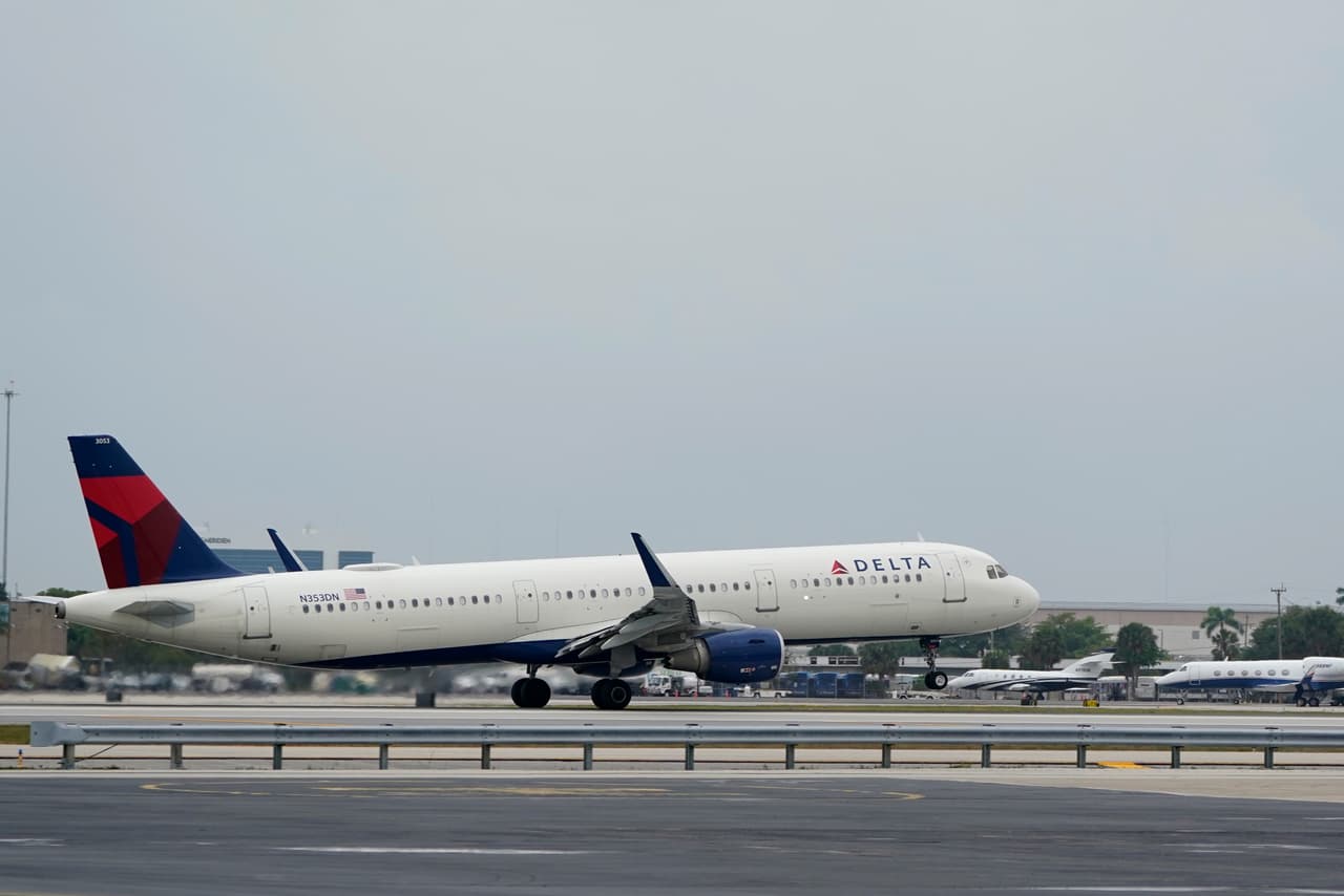 Imagen ilustrativa de un avión de Delta Airlines. El 4 de junio un pasajero intetó irrumpir en la cabina de un avión que iba de Los Ángeles a Nashville, pero fue sometido.