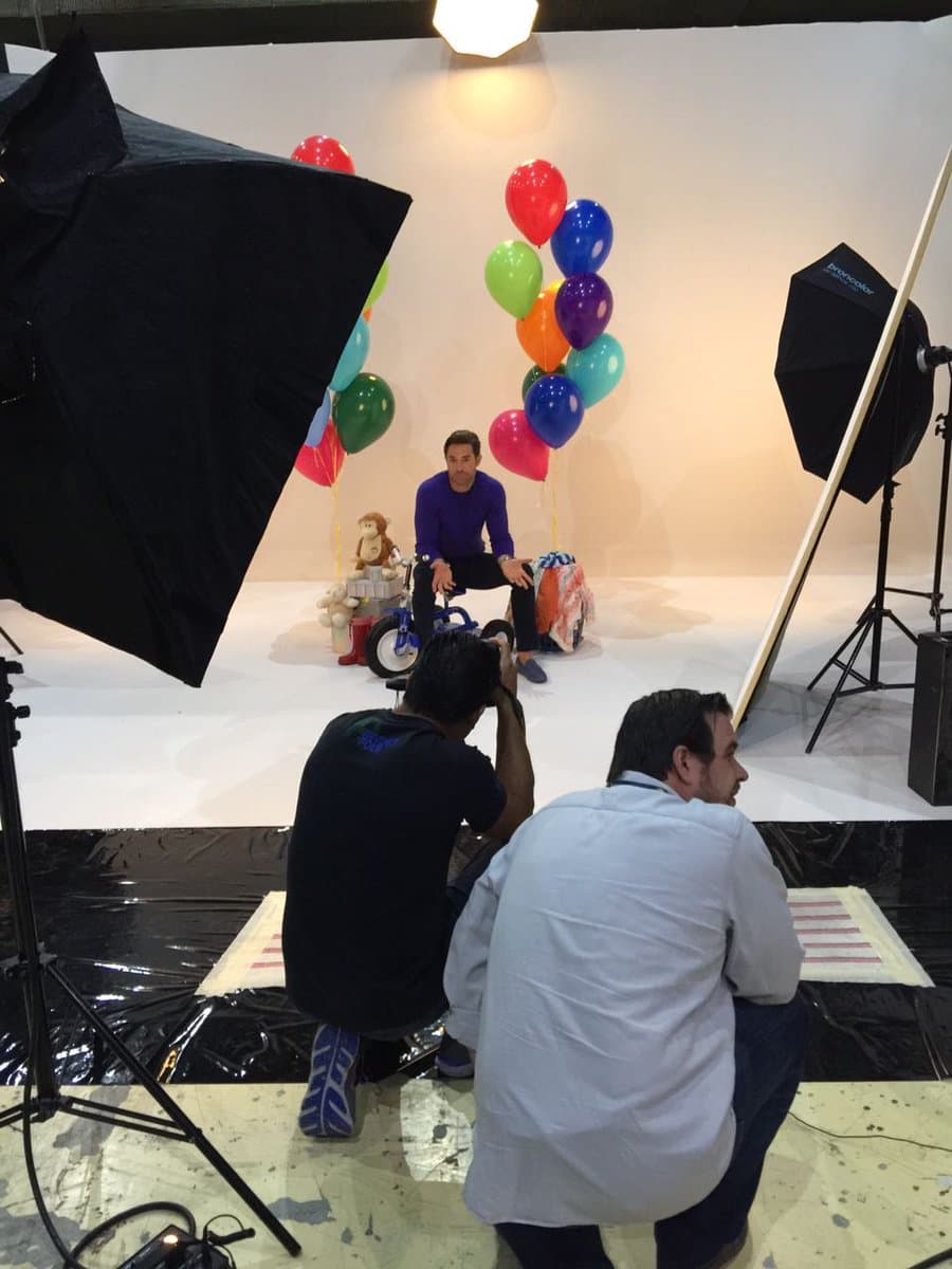 En la vida real 
<b><a href="http://www.univision.com/temas/sebastian-rulli">Sebastián</a></b> es un papá muy divertido y protector, pero dentro de 'Papá a toda madre' será un desastre, pues le dará vida a un hombre que sólo quiere divertirse y que no busca ningún tipo de compromisos.