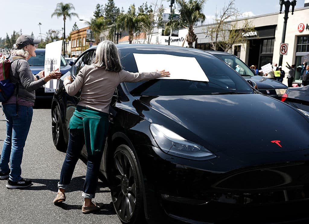 No fue un buen día para ventas y tampoco para llevar cualquier auto Tesla a recibir servicio, pues los manifestantes se encargaron de expresar cuán molestos están con el cofundador de esta compañía.