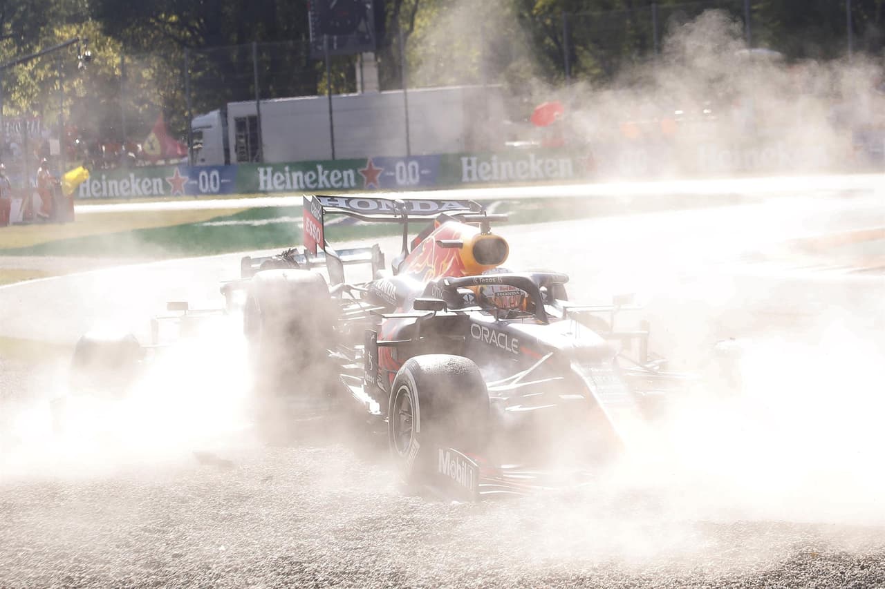 Daniel Ricciardo se lleva el Gran Premio de Italia y, en segundo lugar llegó su compañero Lando Norris, dandole a McLaren el uno dos en el podio. Max Verstappen y Lewis Hamilton tuvieron un incidente al inicio de la carrera, dejándolos fuera, mientras que Sergio Pérez llegó en tercer lugar pero tras una penalización, cayó a la quinta posición.