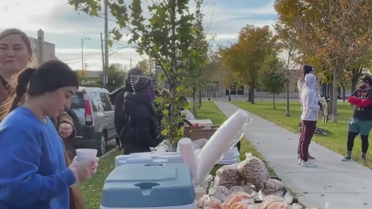 Ayuda para vendedores ambulantes afectados por operativos migratorios en Chicago, ¿de qué se trata?