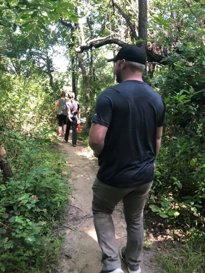 Mientras explora los senderos naturales, puede encontrar túneles formados de ramas de árboles.
<br>