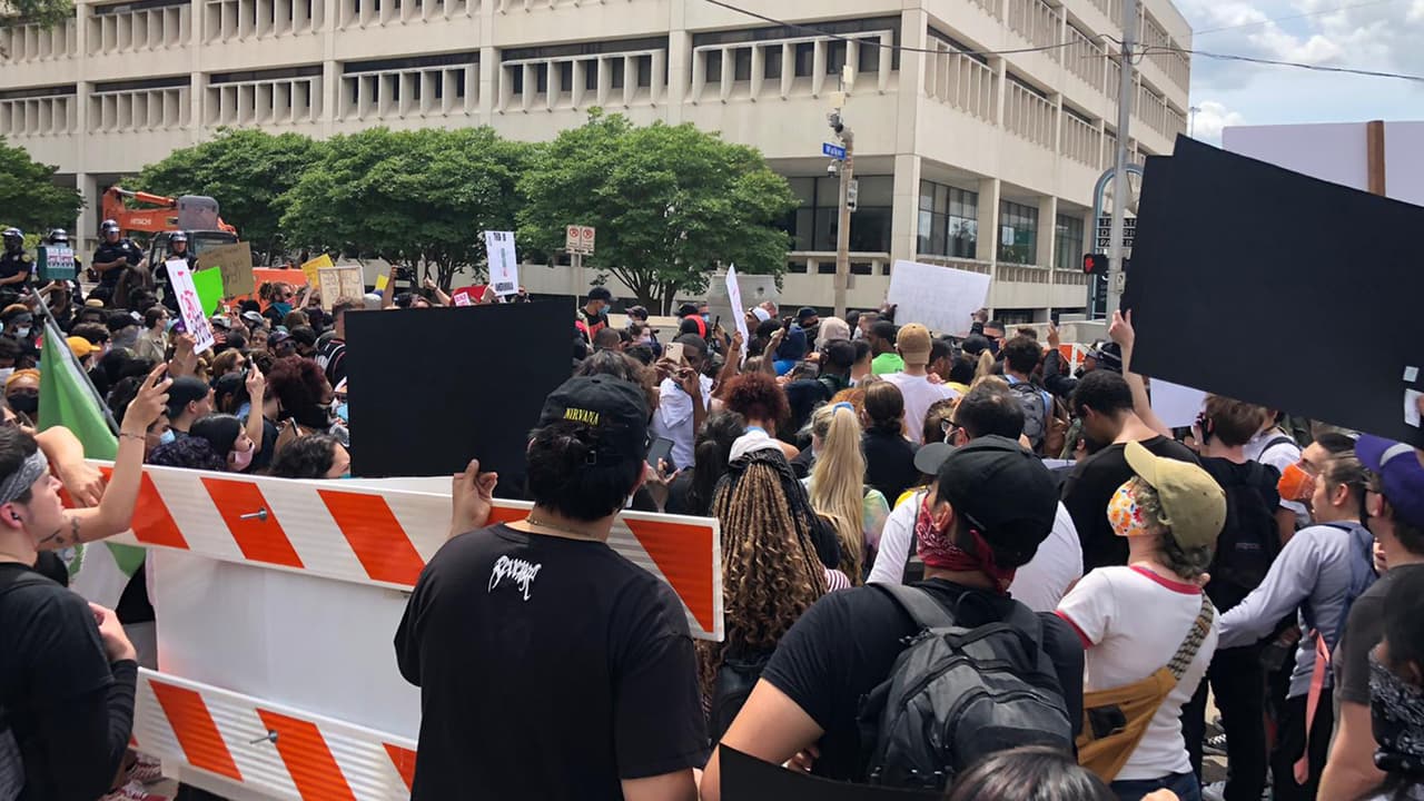 Alrededor de 1,600 personas confirmaron su participación a la manifestación a través de la página de Facebook de Black Lives Matter.