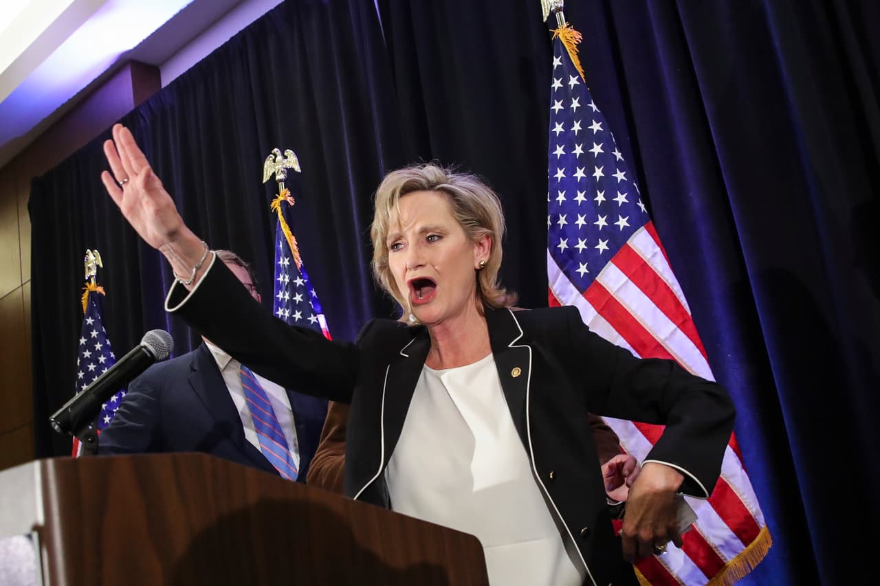 <b>Otra para Trump en Mississippi. </b>A pesar de las críticas y controversias por el tema racial, la senadora
<a href="https://www.univision.com/noticias/politica/cindy-hyde-smith-gano-en-mississippi-y-refuerza-la-mayoria-republicana-en-el-senado"><u>Cindy Hyde-Smith</u></a>
<a href="https://www.univision.com/noticias/politica/cindy-hyde-smith-gano-en-mississippi-y-refuerza-la-mayoria-republicana-en-el-senado">venció al demócrata Mike Espy para quedarse con un escaño en el Senado por este estado.</a> Se impuso en segunda vuelta con el 54% de los votos frente al 46% de su oponente. Con su victoria, los republicanos tendrán una mayoría de 53-47 en el nuevo Senado de EEUU. EL GOP aumenta así en dos escaños su grupo, gracias a la derrota de tres senadores demócratas que aspiraban a la reelección.