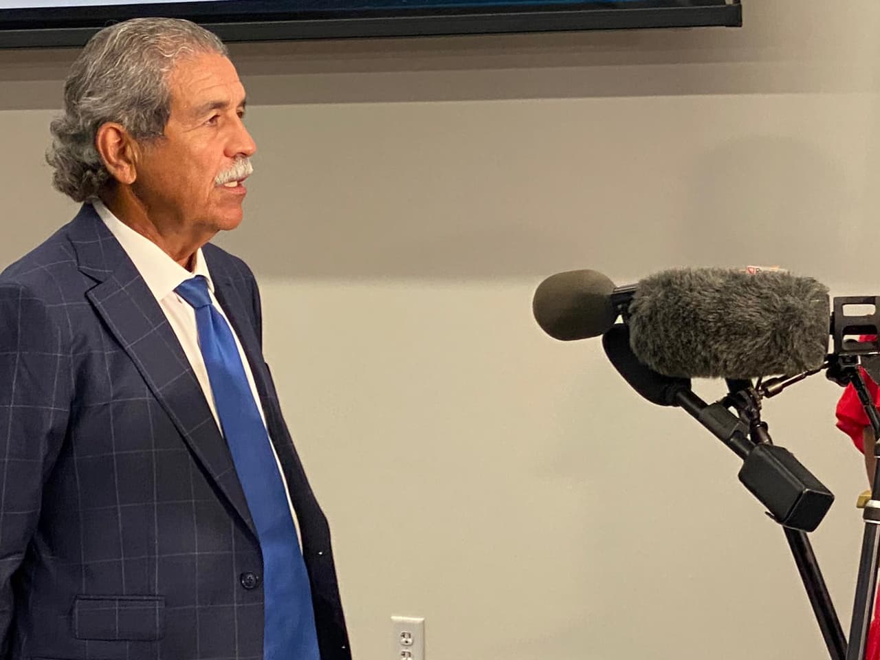 Al mismo tiempo este jueves por la mañana
<a href="https://www.univision.com/local/dallas-kuvn/distrito-escolar-de-dallas-proporcionara-ipads-y-chromebooks-a-los-estudiantes-en-escuelas-primarias">los miembros de la junta directiva del DISD</a> se reunían durante su primera reunión oficial.
<br>