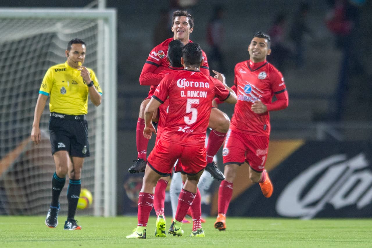 Sin embargo, Carlos Treviño puso la igualdad en el marcador al minuto 18. Tan solo cuatro después del gol de Pumas.