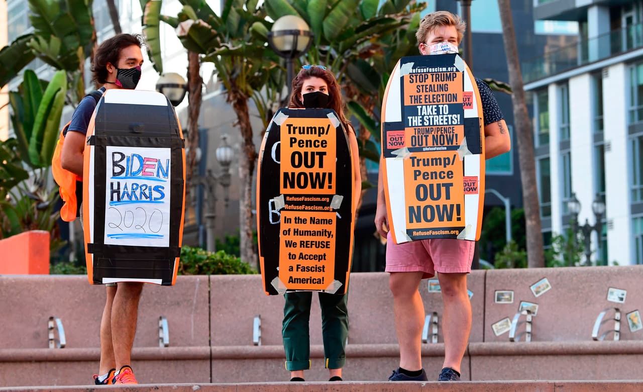 Como es caráctaristico en California las tablas de surf y los 'boogie boards' fueron utilizados como pancartas de protestas, desde el 4 de noviembre y hasta la mañana de este sábado 7 de noviembre.
<br>
<br>