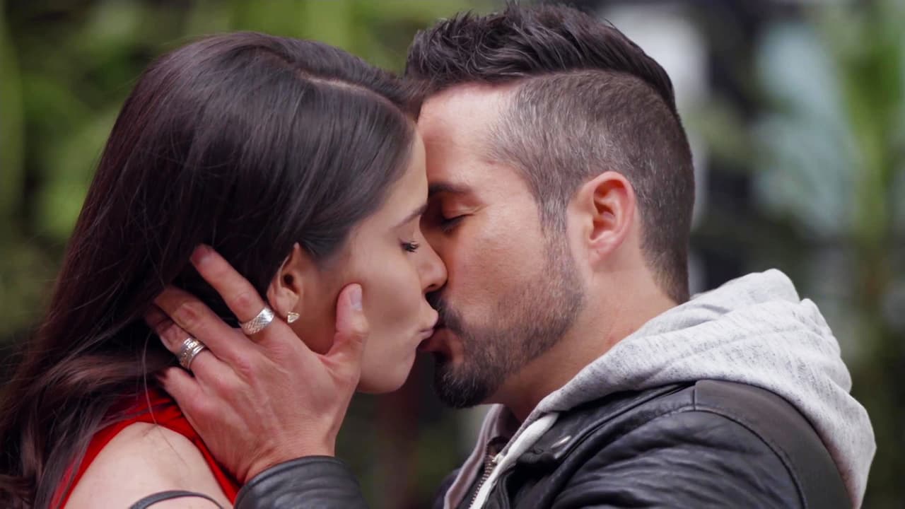 "La producción fue muy cuidadosa, nos hicieron la prueba del covid-19 a todos antes de grabar y se tomaron medidas como careta, cubrebocas, sanitizantes en todos lados, infinidad de cosas. Usábamos los cubrebocas todo el tiempo, hasta en los ensayos y, ya que grabábamos, nos los quitamos".
<br>