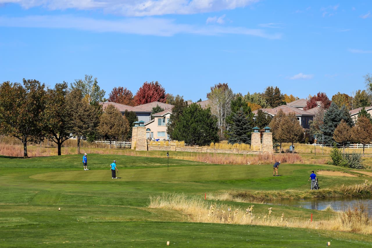 <b>Puesto 5: Condado de Broomfield (Colorado)</b>
<br>
<br>Este condado en las montañas rocallosas está ubicado entre las ciudades de Denver y Boulder. Tiene decenas de parques y más de 250 millas de senderos para caminar y andar en bicicleta.
<br>
<br> 
<b>Datos destacados de Broomfield:</b>
<br>
<br>Solo 5.1% de los habitantes no tiene seguro médico (el promedio nacional es de 10.6%) y la expectativa de vida es de 82.9 años (el promedio nacional es de 77.5 años).
<br>
<br>64.8% tiene un grado de estudios avanzados (el promedio nacional es de 29.8%) y la tasa de desempleo es de 2.7% (el promedio nacional es de 3.7%). La tasa de pobreza en Broomfield es de 5.6% (el promedio nacional es de 14.2%)
<br>
<br>92% de la población se encuentra a menos de media milla de un parque (el promedio nacional es de 18.0%).
<br>
<br>La prevalencia de diabetes en
<b> </b>Broomfield es de 6.1% (el promedio nacional es de 10.5%) y la prevalencia de obesidad es de 21.4% (el promedio nacional es de 35.5%).