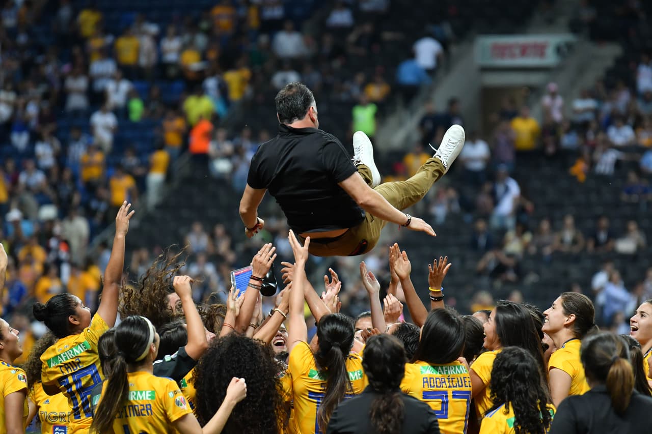 Tigres se corona campeón de la Liga MX Femenil tras vencer 2-1 a Monterrey en el Juego de Vuelta de la gran Final del Clausura 2019 y con un 3-2 en el global en partido efectuado en el Estadio BBVA. Así fueron los festejos de las felinas campeonas.