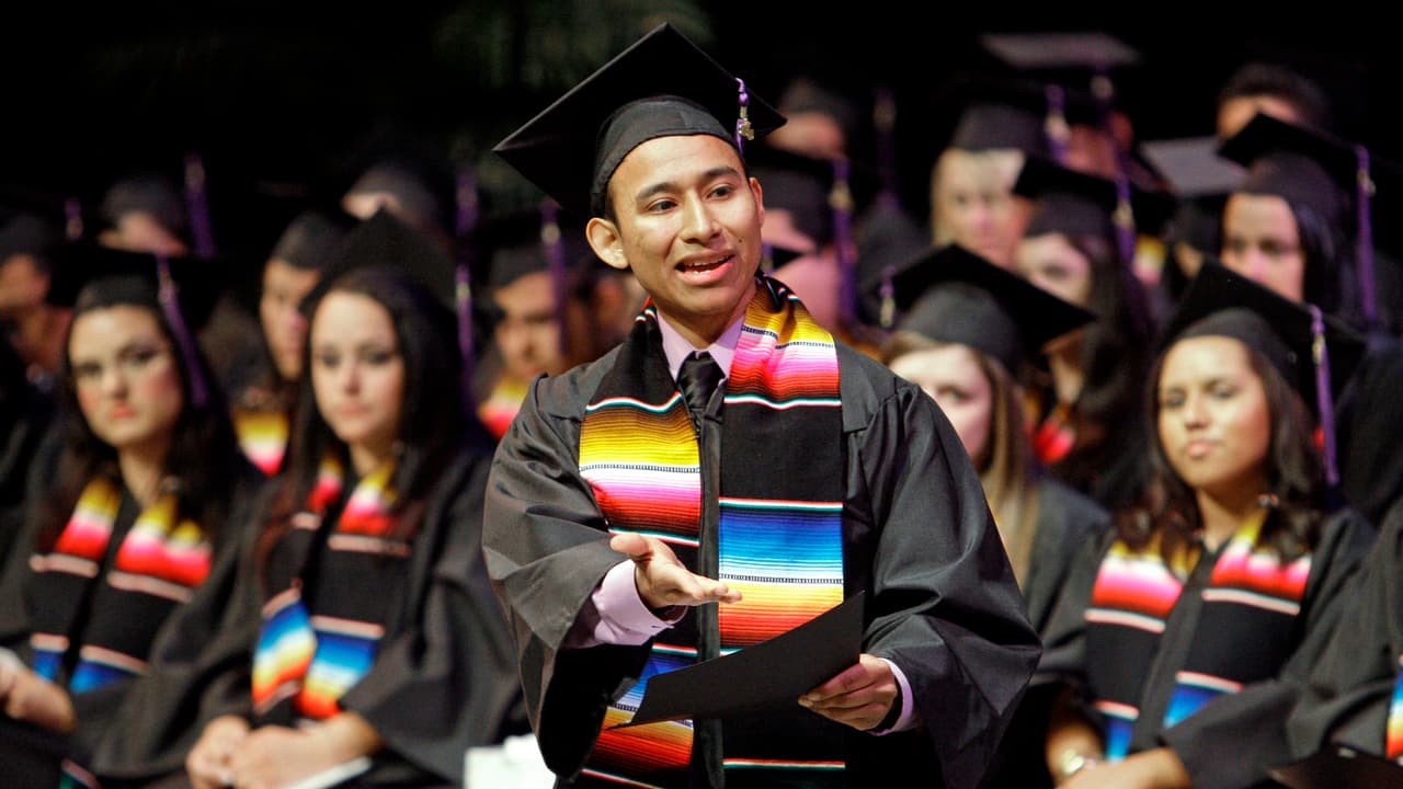 Woitesheck explica que antes de ir a la universidad, tanto los padres como el estudiante pueden planear: Pueden aprender sobre la cuenta 529, dedicada a educación. También es importante saber quién da el préstamo y conocer sobre asuntos financieros, pues si uno no paga su deuda estudiantil, el historial crediticio se ve fuertemente afectado. Además, esta deuda, una vez adquirida, no puede ser evitada, ni siquiera si alguien se declara en bancarrota.