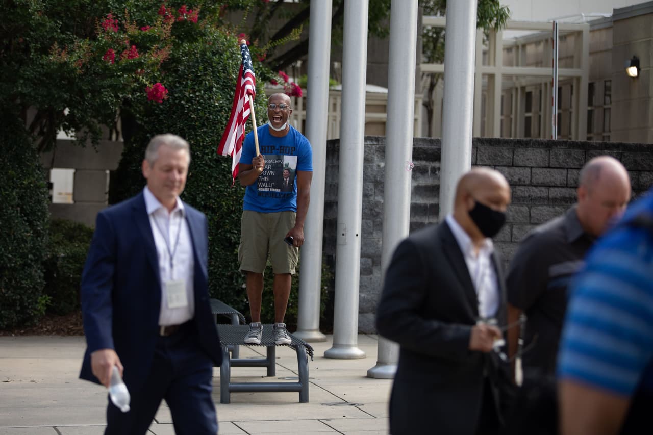 La convención debía efectuarse en el Spectrum Center de Charlotte; sin embargo, el gobernador de Carolina del Norte, Roy Cooper, 
<a href="https://www.univision.com/local/north-carolina-wuvc/proteger-la-salud-y-la-seguridad-publica-es-nuestra-prioridad-el-gobernador-de-carolina-del-norte-responde-al-presidente-trump">instó a los organizadores a realizar cambios</a> para garantizar la seguridad de los asistentes.