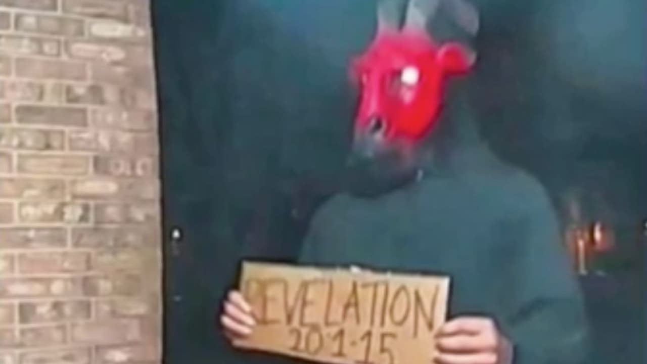 Una 
<b>visita inesperada asustó a los vecinos de Carrollton</b> cuando un extraño con 
<b>máscara de demonio y un mensaje bíblico tocó sus puertas.</b>