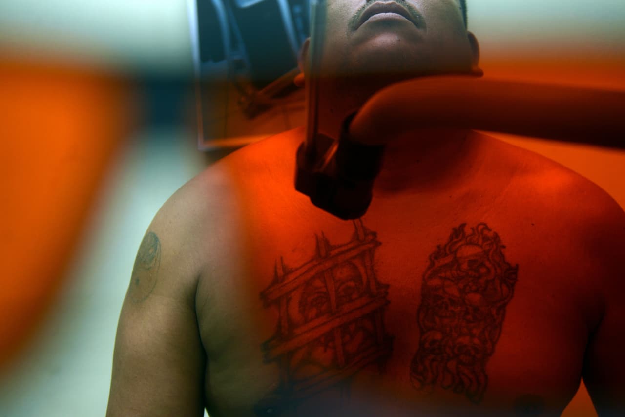 Los tatuajes, unas veces solo simples marcas de identificación con el grupo, otras la representación de crímenes cometidos, 
<a href="http://www.univision.com/noticias/noticias-de-eeuu/prohiben-tatuajes-de-pandillas"><b>son una limitación</b></a> en el mundo fuera de las maras. Estos dibujos orientan a las autoridades y discriminan a los que intentan incorporarse a la vida normal fuera del crimen. Programas de borrado de tatuajes con laser se han extendido por El Salvador, Honduras y Estados Unidos. En la foto un miembro de la ‘Mara Salvatrucha’ asiste a una sesión de borrado de tatuajes en el Instituto Nacional de la Juventud, San Salvador, en julio de 2016. 
<br>