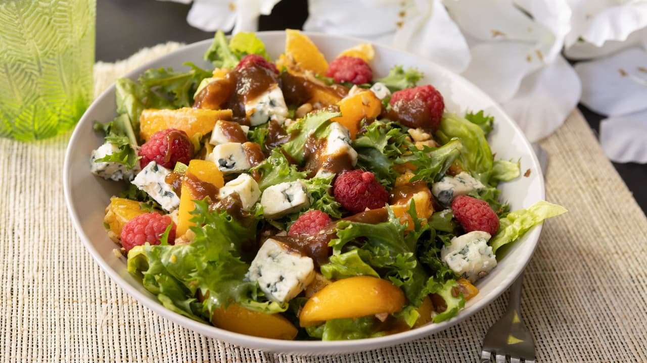 Ensalada agridulce con queso (perfecta como entrada)