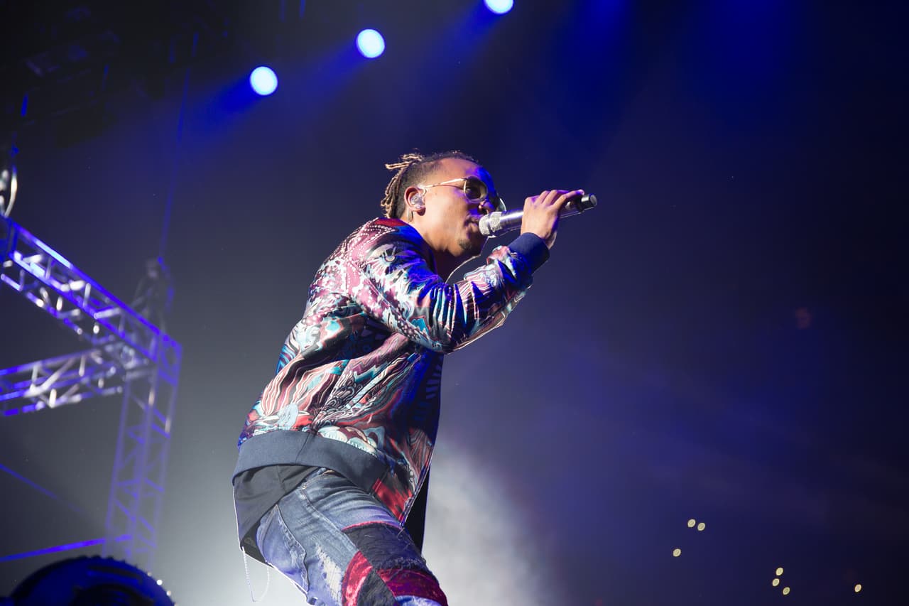 Su nuevo disco 'Aura' es número uno, mientras que 'Odisea', su anterior trabajo discográfico, es número dos en las principales listas.