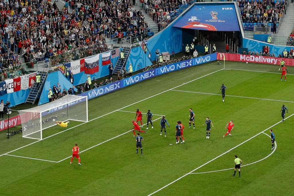 A pesar de que el remate fue a pocos metros, la reacción fue impresionante.