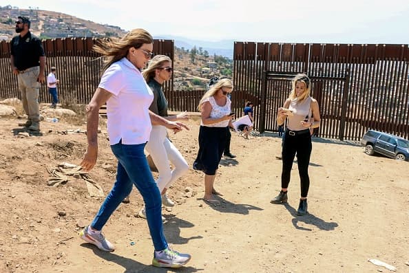 La candidata enfatizó que hay que "
<a href="https://twitter.com/Caitlyn_Jenner/status/1426248792785911814" target="_blank">arreglar y terminar el muro fronterizo</a>". Mientras mostraba en un video a personas cruzando la frontera, mientras hablaba.