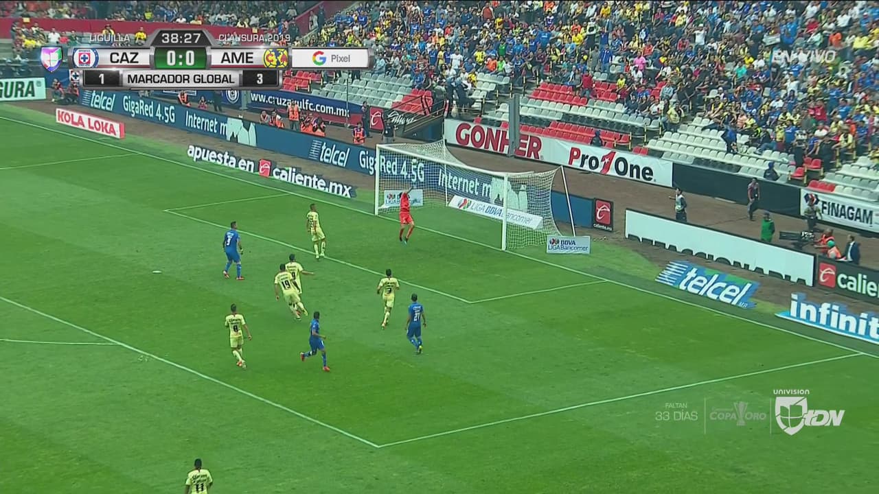 Atajadón de Agustín Marchesín a disparo de Orbelín