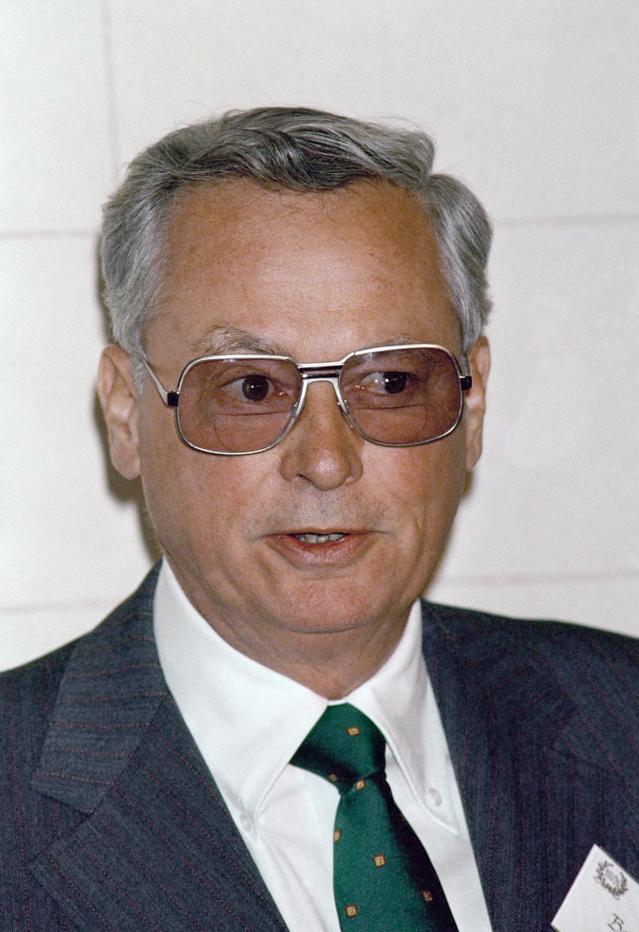 <b>Puesto 3. W. Barron Hilton</b>
<br>
<br>Donaciones de por vida: 1,300 millones de dólares.
<br>
<br>Porcentaje del patrimonio neto donado: 54.2%.
<br>
<br>Patrimonio neto: 1,000 millones de dólares.
<br>
<br>Enfoque de sus aportes: alivio de la pobreza, educación.
<br>
<br>El magnate hotelero W. Barron Hilton anunció antes de morir en 2019 que dejaba 97% de su fortuna a la fundación familiar iniciada por su padre, Carlton Hilton, fundador de la famosa cadena de hoteles Hilton. Esta organización se enfoca en la ayuda en casos de desastre, el tratamiento de niños VIH positivos y el alivio de la pobreza, entre otros temas.
<br>