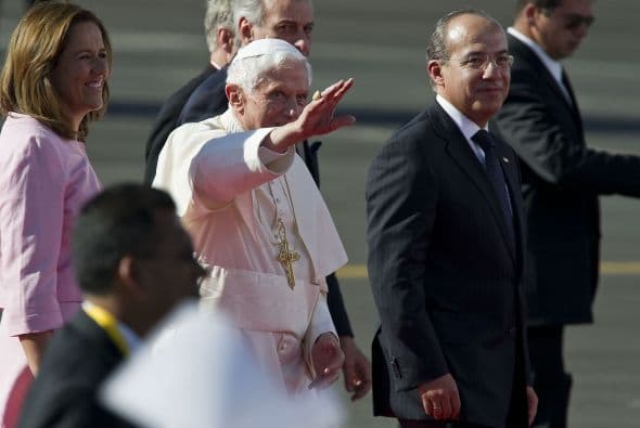 Los feligreses congregados en el Aeropuerto Internacional del Bajío coreaban: "¡Benedicto, hermano, ya eres mexicano!", "¡Sí, sí, sí, el Papa ya está aquí!" y "Benedicto XVI, ya eres un leones", así como "¡México, siempre fiel!