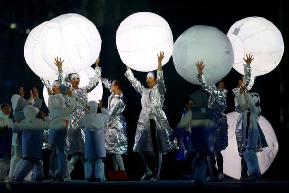 La clausura de la Olimpiada blanca coincidió en Rusia con otra fiesta, el Día del Defensor de la Patria, antiguo día del Ejército soviético.