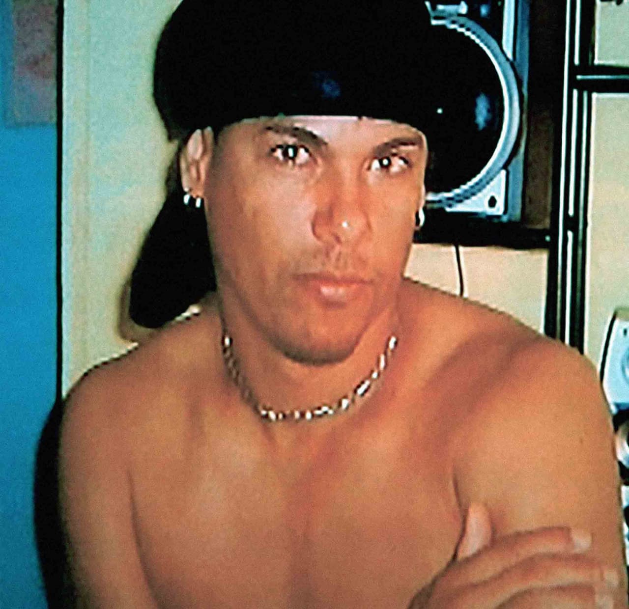 Contra 
<b>Benito Ceballo Hernández, </b>también conocido como Juan Ceballo Hernández de 36 años de edad y vecino del barrio Guasábara de Caguas, pesa una orden de arresto por asesinato de un hombre.