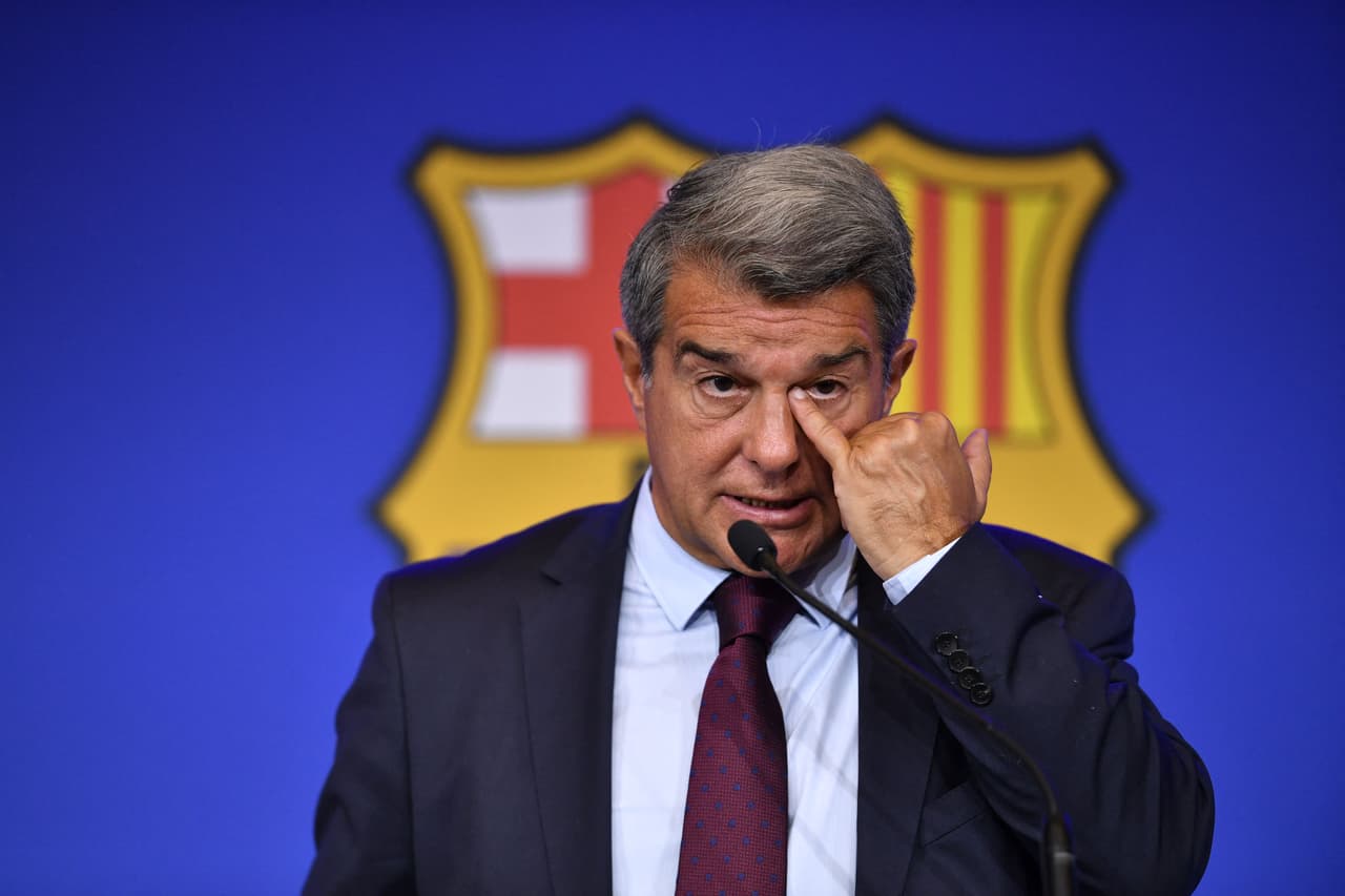 "Estoy triste pero creo que hemos hecho lo mejor para los intereses" del Barcelona, dijo
<b>Joan</b>
<b>Laporta</b>. "Ha llegado un momento en el que en una negociación te tienes que plantar, tienes que dejar las emociones fuera", insistió el dirigente. "Tenemos una institución que está por encima de todo, de jugadores y directivos, hasta del mejor jugador del mundo", lamentó. "No tenemos margen salarial, hemos excedido el límite salarial", añadió.
<br>