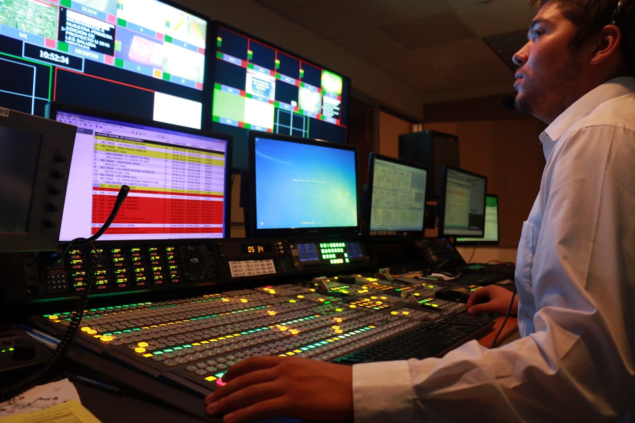 Alejandro Jiménez muy atento en su trabajo como Director Técnico... la parte central de todo el noticiero.