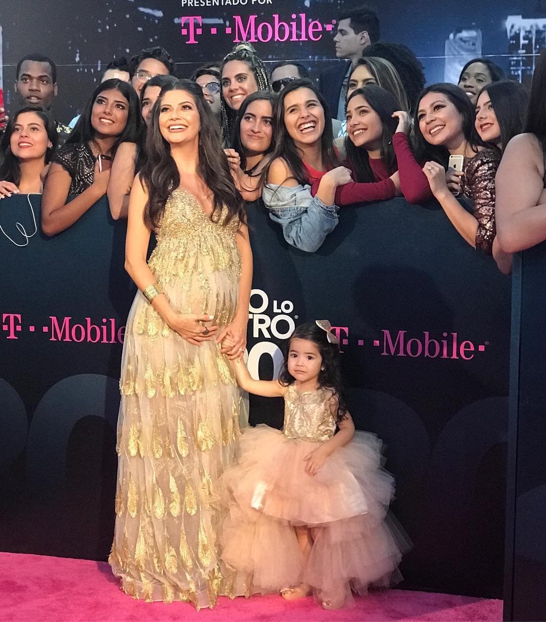 La alfombra roja de Premios Lo Nuestro es una de las más esperadas por el público hispano y en la que Ana Patricia es una de las favoritas año con año. En el 2018 la vimos desfilar con su hija Giulietta, ambas lucieron preciosos vestidos coordinados en donde destaca el color dorado y el tul. El vestido también fue inspiración para las mamis embarazadas, ya que en aquella edición, la conductora llevaba en su vientre a Gael.
<br>