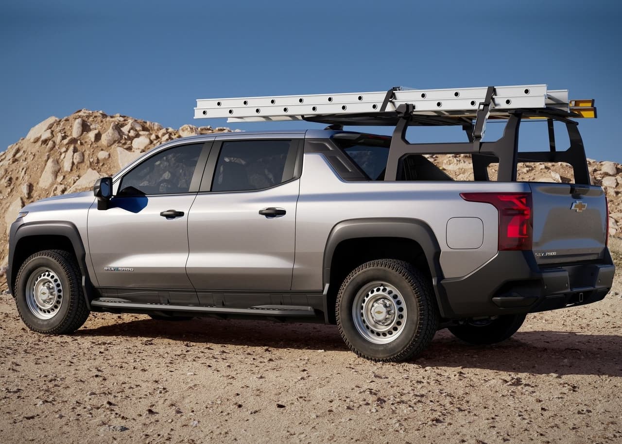 Ambas versiones cuentan con una autonomía estimada de 400 millas (644 kilómetros) por carga. E incluso su paquete de baterías admite carga rápida de hasta 350 kilovatios con la que pueden alcanzar 100 millas de rango tras tan solo 10 minutos conectado.