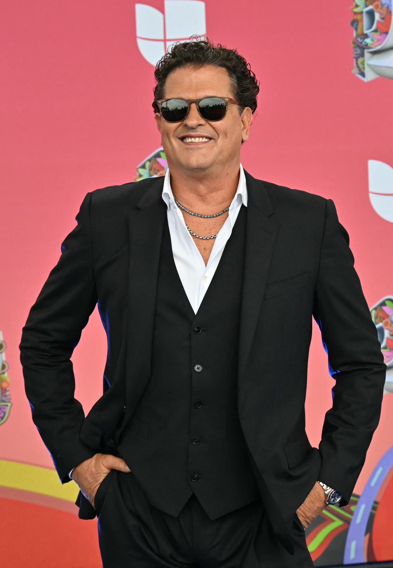 El cantante y compositor colombiano 
<b>Carlos Vives</b> desfiló con un conjunto negro con camisa blanca.