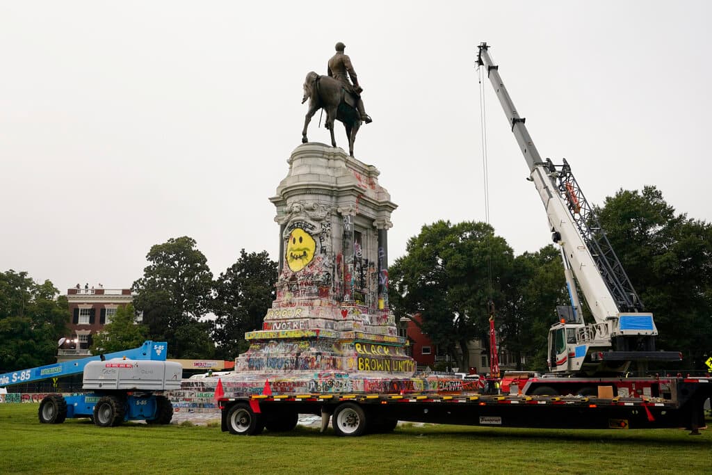 El debate sobre la retirada de los monumentos a la Confederación continúa mientras van removiéndose estatuas que, para muchos, son 
<b>un tributo al pasado esclavista del sur del país</b>. Hay todavía 
<b>unos 2,000 en toda la nación</b>, según la organización 
<a href="https://www.splcenter.org/whose-heritage" target="_blank">Southern Poverty Law Center</a>, que los considera símbolos del supremacismo blanco erigidos para "aterrorizar a las comunidades afroestadounidenses".