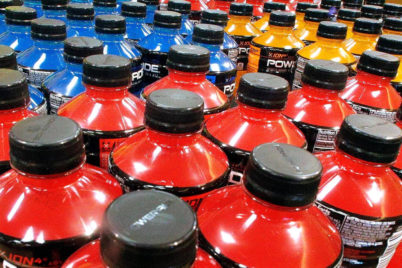 Recuerda que las bebidas isotónicas no son necesarias si es que no vas a correr durante un largo periodo, es decir, más de una hora.