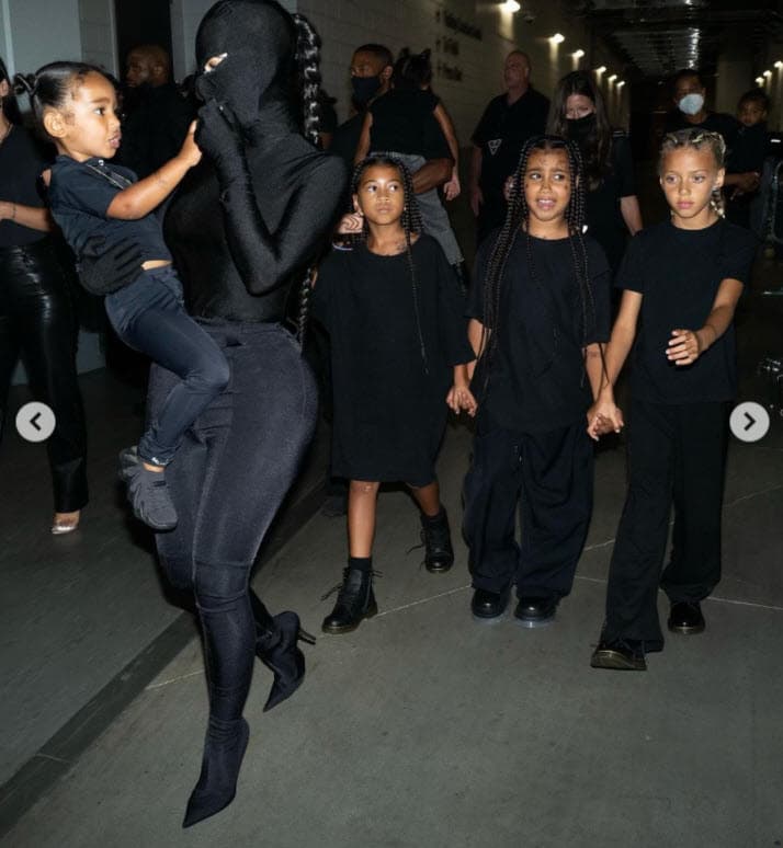 Pero al parecer hubo una razón para que la empresaria decidiera vestir de esa manera: de nueva cuenta 
<b><a href="https://www.univision.com/famosos/kanye-west-tenis-nike-air-yeezy-1-8-millones-dolares-fotos" target="_blank">hizo juego con el 'outfit' de su ex. </a></b>
<br>