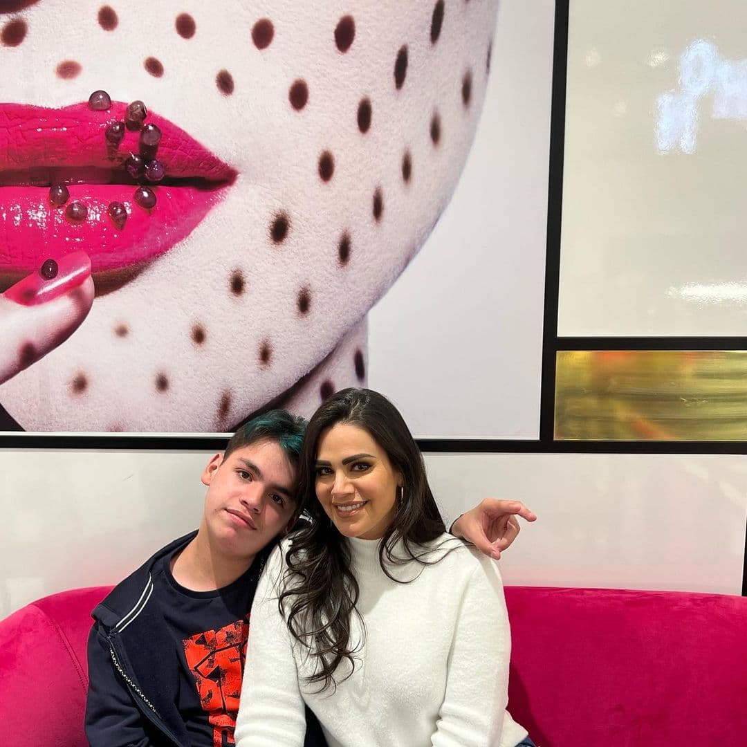 "Él es mi hermoso niño, mi ejemplo, mi amoroso y noble hijo, cenamos juntos, hablamos y me hizo llorar de emoción al ver cómo le ofreció todo su dinero con el que iba a comprar un juguete a unos muchachos que lavan coches y no tenían para comer", relató al incio de la publicación que hizo en sus redes.