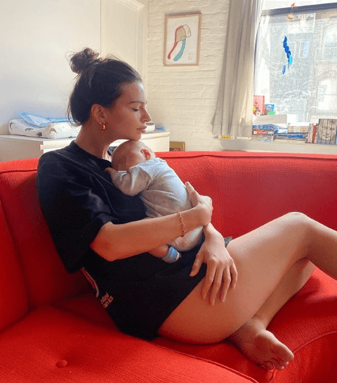 El 17 de abril compartió un par de fotografías con las que mostró su etapa como mamá, pero lo que llamó la atención fue ver su rostro cansado y sin una gota de maquillaje.