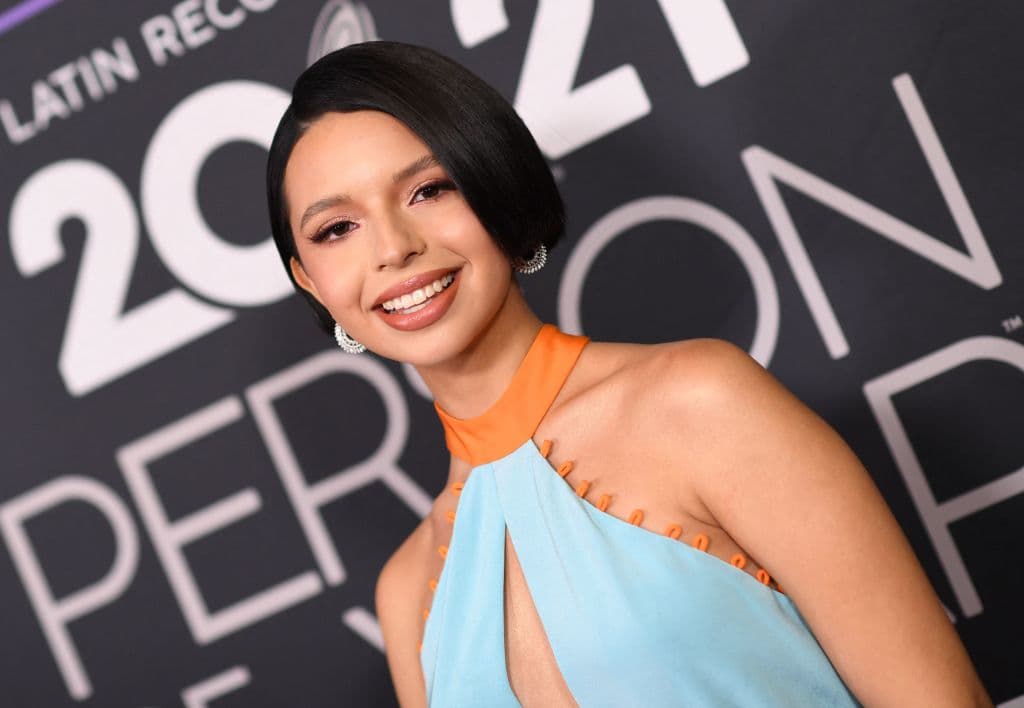 En su canal oficial de YouTube, en el que tiene más de 3 millones de suscriptores, también comparte su vlog donde muestra un poco de su vida, como un tour por su cuarto.