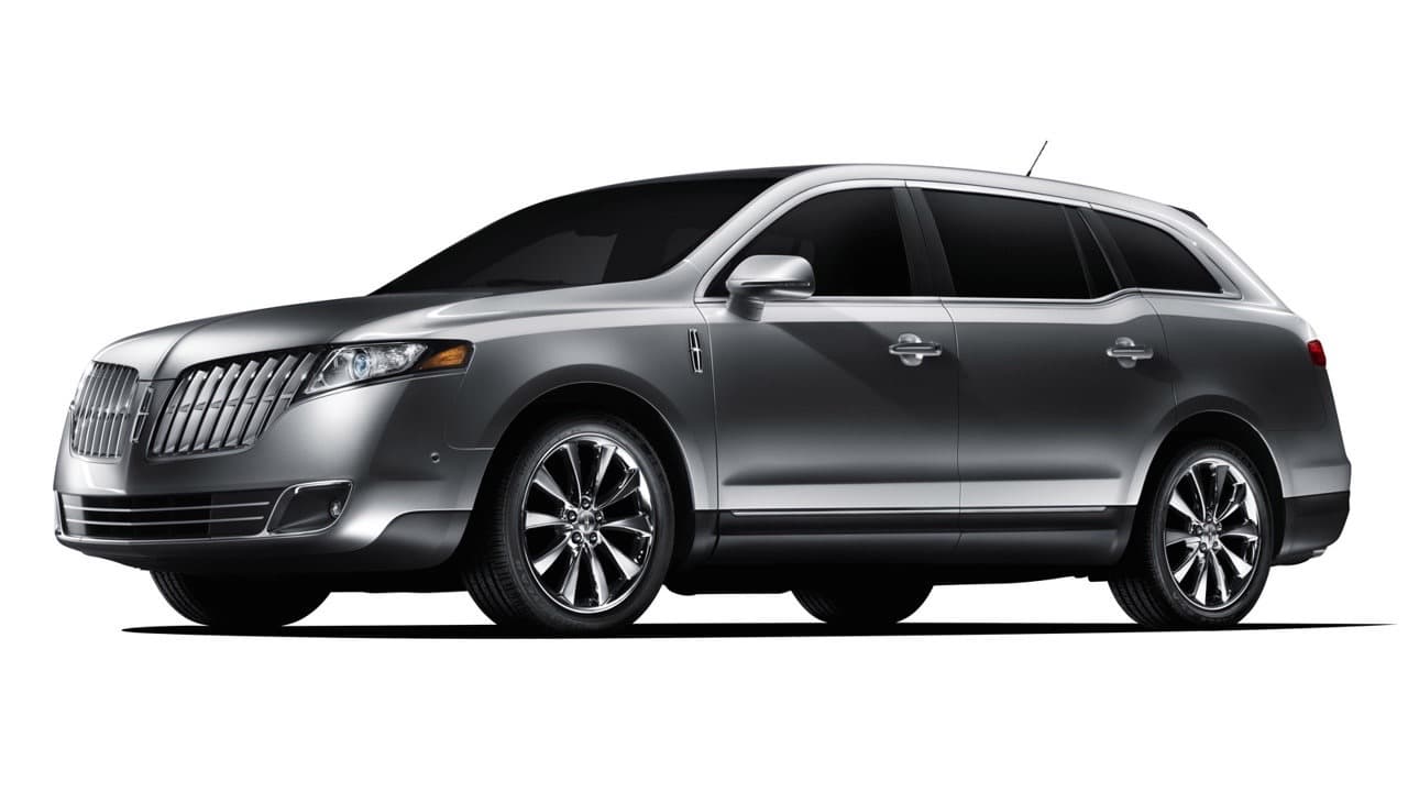 <h3 class="cms-h3-H3"><b>15. Lincoln MKT 2010-presente.</b></h3>
<br>
<br>Cuando Lincoln anunció la producción una crossover ejecutiva dijo que el nuevo modelo sería como un "Learjet sobre ruedas". Naturalmente el mundo automotriz prestó atención, por lo que la decepción al ver este torpe e inepto diseño fue mayor aún. El hecho de que el Lincoln MKZ Concept que lo precedió mostró un prometedor diseño atrevido e interesante hizo las cosas aún peor. Hoy el MKT se vende casi en su totalidad como el MKT Town Car, un modelo de flotilla concebido para prestar servicios de limosina, y ni en esa capacidad se le ve mucho. ¡Afortunadamente!