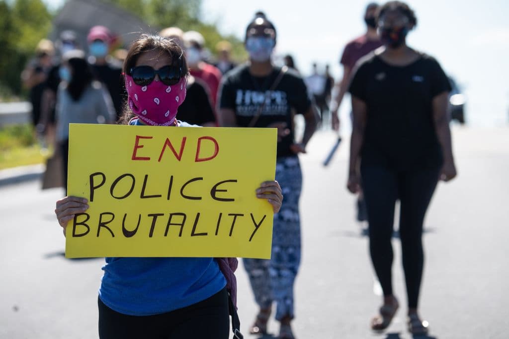 Manifestantes en Bridgewater, Nueva Jersey, este 13 de junio, en contra de la violencia policial. Las autoridades han llamado a vetar a nivel nacional el uso del estrangulamiento por parte de la Policía. Floyd fue estrangulado con la rodilla del oficial por casi 9 minutos contra el asfalto.
<br>