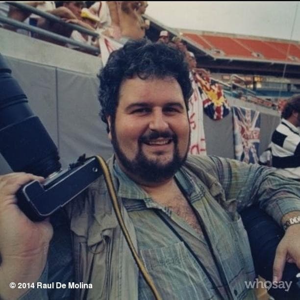 En sus inicios se dedicó a la fotografía, profesión que no ha olvidado y trata recordar cada que viaja, capturando imágenes que son del gusto de sus seguidores en redes sociales.