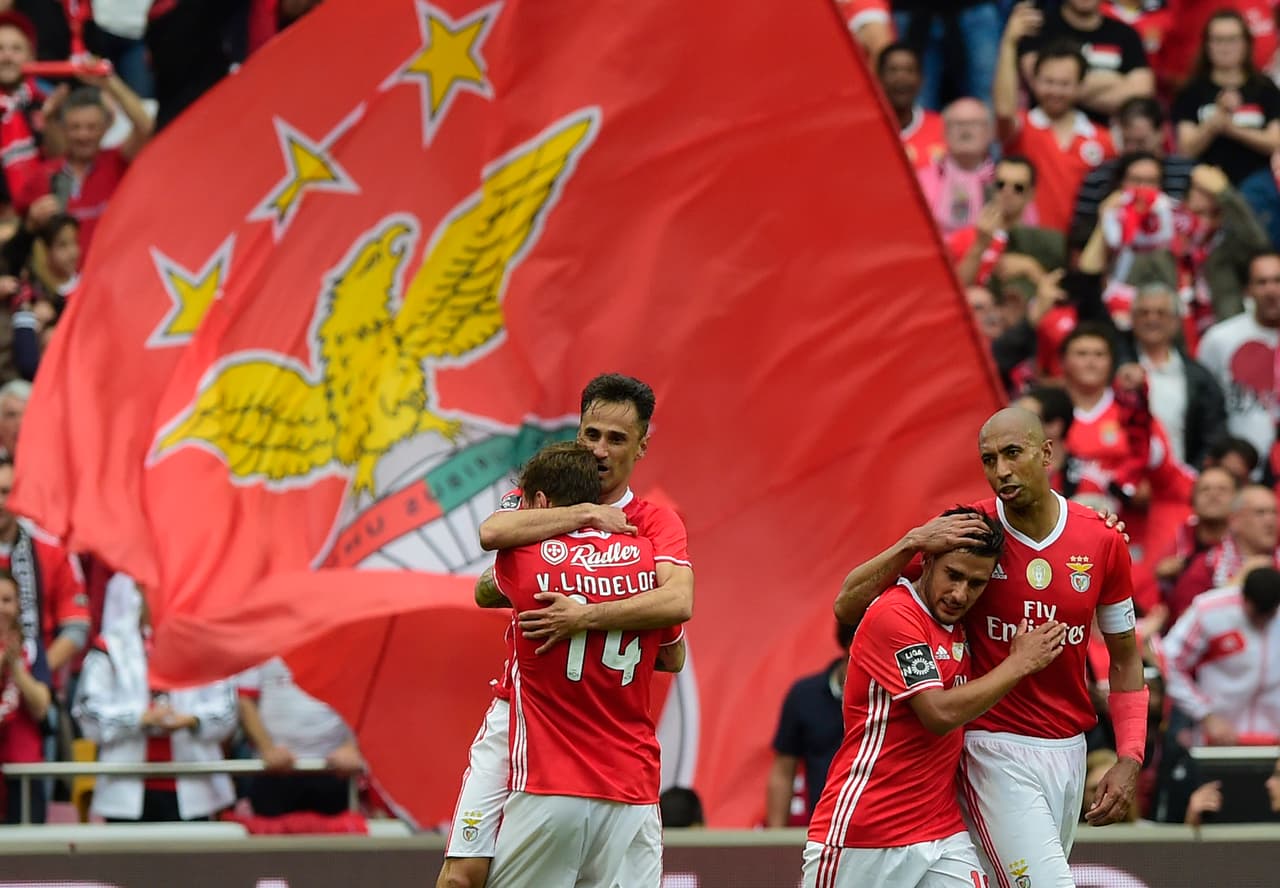 Fiesta en el estadio da Luz en el título 36 de Benfica en la Liga de Portugal, el segundo del mexicano Raúl Jiménez en este torneo.