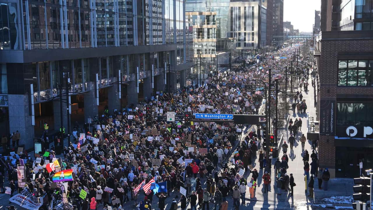 Protestas masivas en Minneapolis contra redadas de ICE; llaman a paro nacional