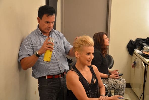 En el recorrido por los pasillos de Sábado Gigante también nos encontramos a Fanny Lu, dando los últimos toques a su peinado antes de ¿la pelea?